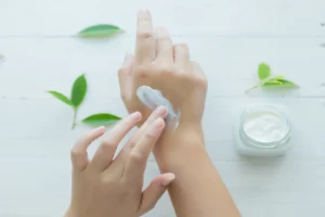 wellhealthorganic.com:winter-skin-care-tips-home-remedies-to-keep-your-skin-moisturised