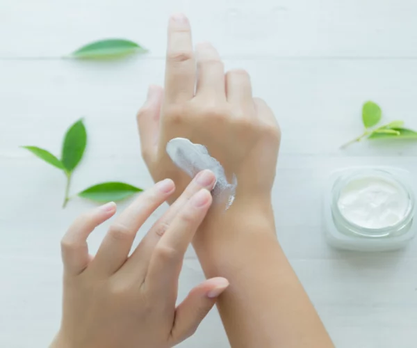 wellhealthorganic.com:winter-skin-care-tips-home-remedies-to-keep-your-skin-moisturised