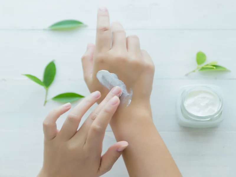 wellhealthorganic.com:winter-skin-care-tips-home-remedies-to-keep-your-skin-moisturised